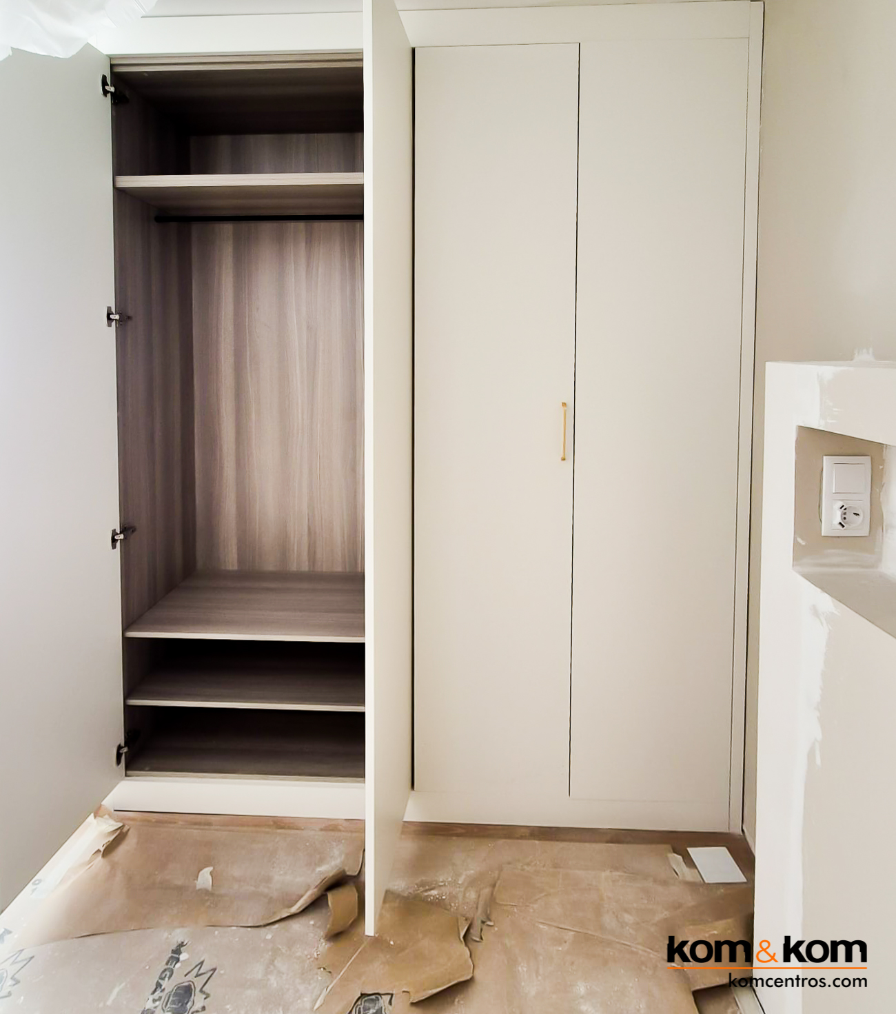 armarios empotrados hechos a medida blancos en apartamento de Benidorm